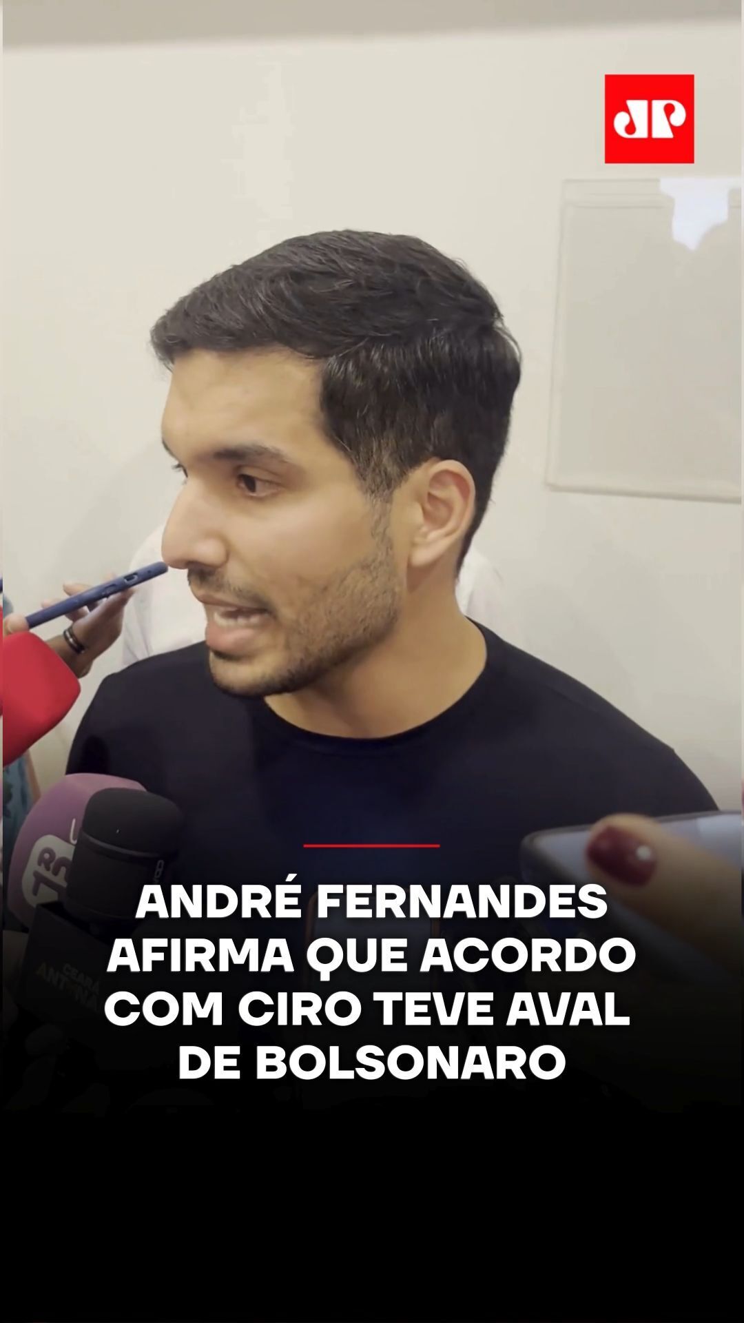 O deputado André Fernandes, presidente estadual do PL, rebateu neste domingo (30) as críticas de Michelle Bolsonaro sobre ser “precipitada” a articulação da oposição no Ceará em torno de Ciro Gomes para 2026. Após o evento que lançou Eduardo Girão ao governo do Estado, ele afirmou que o entendimento com Ciro foi tratado em reunião com o presidente Jair Bolsonaro em maio, durante visita ao Ceará. Segundo Fernandes, Bolsonaro pediu que ele conduzisse o contato direto com Ciro, com apoio de Valdemar Costa Neto. O deputado disse construir a aliança desde o fim do segundo turno municipal e defendeu que o movimento busca derrotar o PT no Estado. 📹 Reprodução: @programadorubao 📺 Confira na JP News e Panflix 📌 Siga o nosso perfil @jovempannews #Politica #AndreFernandes #CiroGomes #Michelle #Bolsonaro #PL #Ceará #Brasil