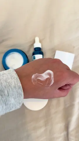 Peau apaisée, esprit léger 💙  Depuis plusieurs semaines j’utilise cette gamme et les effets sont vraiment là, ma peau est plus douce, plus stable.. j’ai même retrouvé une belle peau au quotidien. Une routine simple, mais qui fait clairement la différence. #hyalub5suractive  #uvair #maroutinesuractive  #collaborationcommerciale 