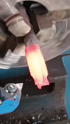 fazendo macho 18mm por 2fius 😳😳#torno #solda #machine #usinagem #mecânico 