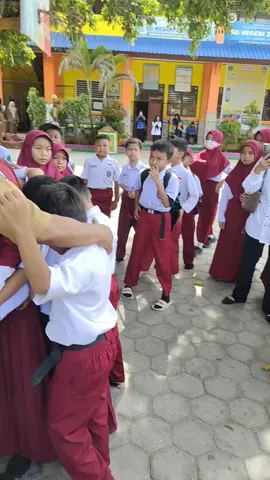 1 Desember 2025, Pak Guru Mansur berpamitan bukan untuk tugas, tapi untuk menghadiri putusan pengadilan😭😭😭. Fitnah yg sangat kejam dr org2 yg tdk bertanggung jawab. Sosok guru yg sangat baik, sangat di cintai murid2x. Pak Mansur org baik, bebaskn Pak Mansur dari semua Fitnah. Allahuakbar, Allah tidak tidur, Allah bersama org2 yg terzolimi. #kendarihits #pendidikan #kendariviraltiktok #KeadilanUntukPendidik #SAVE_PAK_GURU_MANSUR_SDN2_KENDARI 