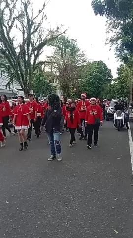 KARNAVAL SANTA CLAUS DI KOTA AMBON. 