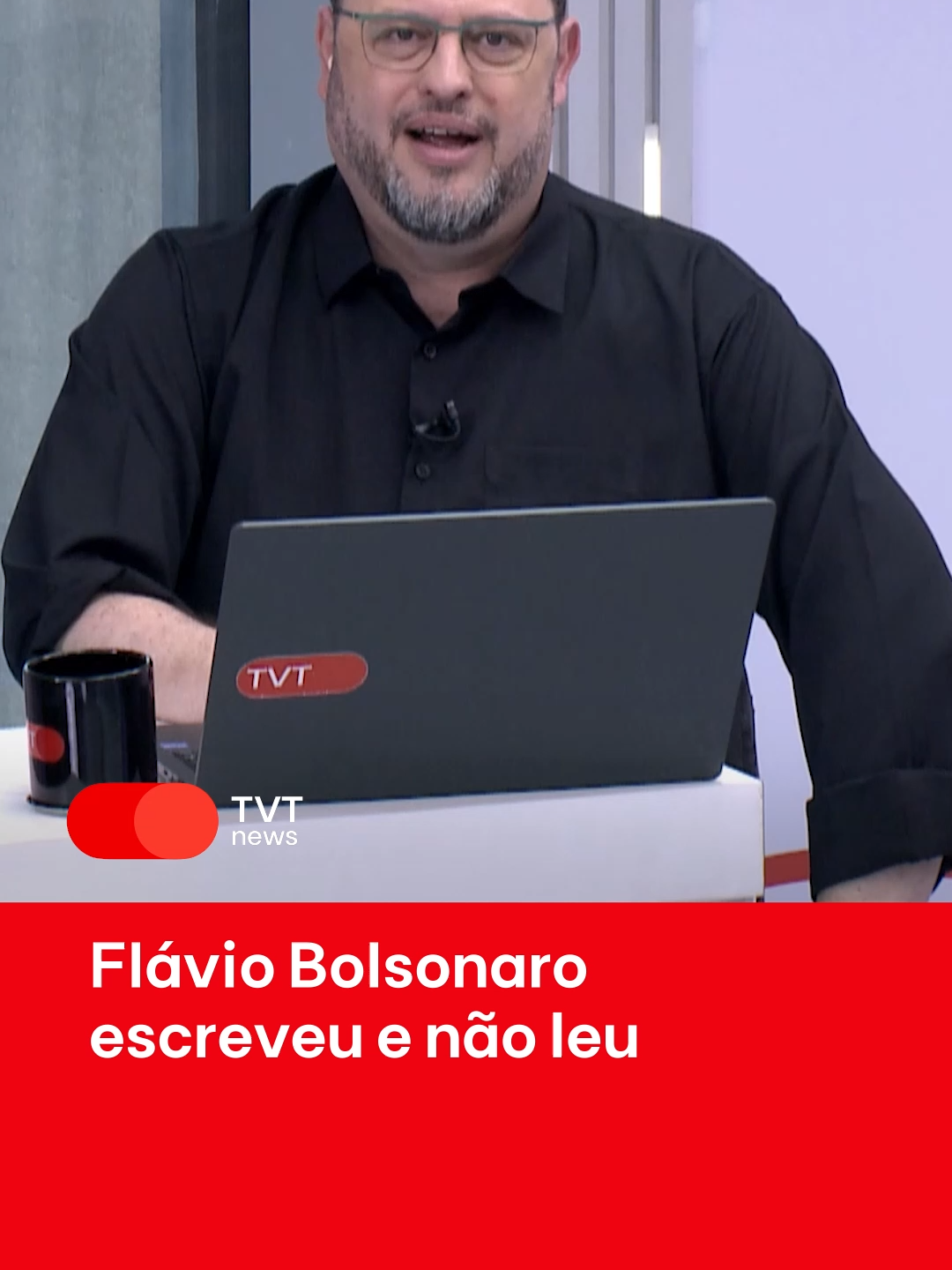O MUNDO GIROU | Em 22 de dezembro de 2017, Flávio Bolsonaro publicou uma enquete no então Twitter, hoje rede X, ironizando políticos que alegavam problemas de saúde para deixar a prisão.  Na postagem, sugeriu a construção de cemitérios ao lado das carceragens da Polícia Federal “para que o Estado gaste menos com o transporte dos corpos”. A maioria dos participantes votou a favor da ideia.   Hoje, em contraste com aquela declaração, seu pai, Jair Bolsonaro, está preso na sede da Polícia Federal, enquanto Flávio e a família pedem que ele cumpra a pena em prisão domiciliar por motivos de saúde, exatamente o que o próprio Flávio criticava em 2017. Esse tweet envelheceu como vinho, não é? Cuidado com o que voce deseja! 🤣   #flaviobolsonaro #JairBolsonaro #prisãodomiciliar #brasil #politica #meme #tvtnews #noticias