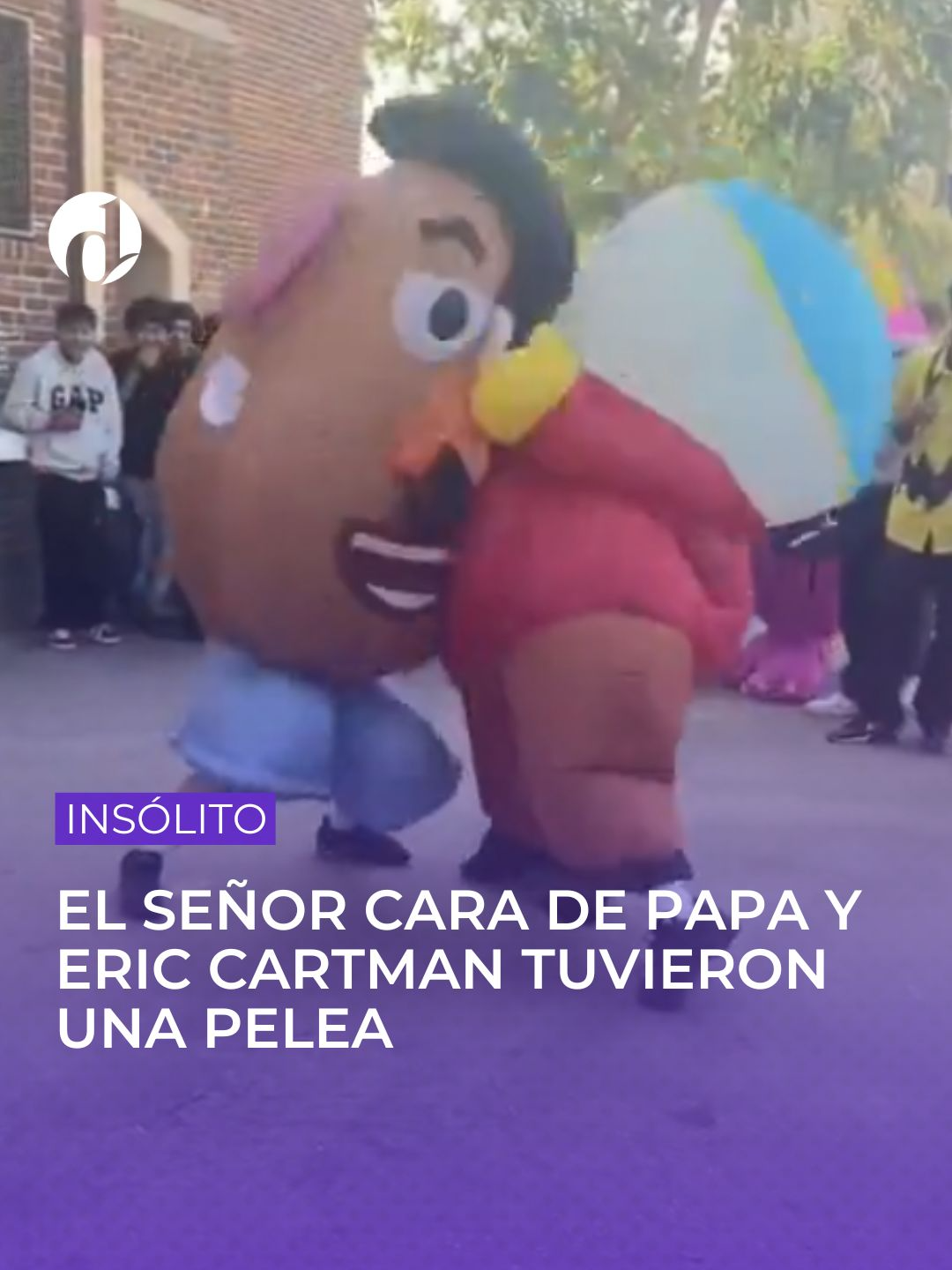 Personas disfrazadas del #SeñorCaraDePapa y #EricCartman protagonizaron una pelea durante un acto escolar 😱 #Southpark #ToyStory #Disfraz