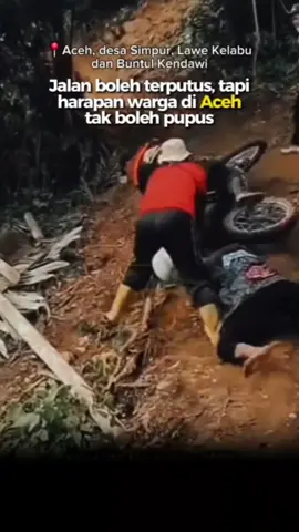 Relawan PKS salurkan bantuan di daerah terisolir desa Simpur, Lawe Kelabu, dan Buntul Kendawi. Meski tak ada jalur karena terputus, namun relawan PKS terus berusaha menembus meda yang sulit. Mohon doa agar dapat terus melayani #relawanpks #pksaceh #aceh #bencanaaceh 