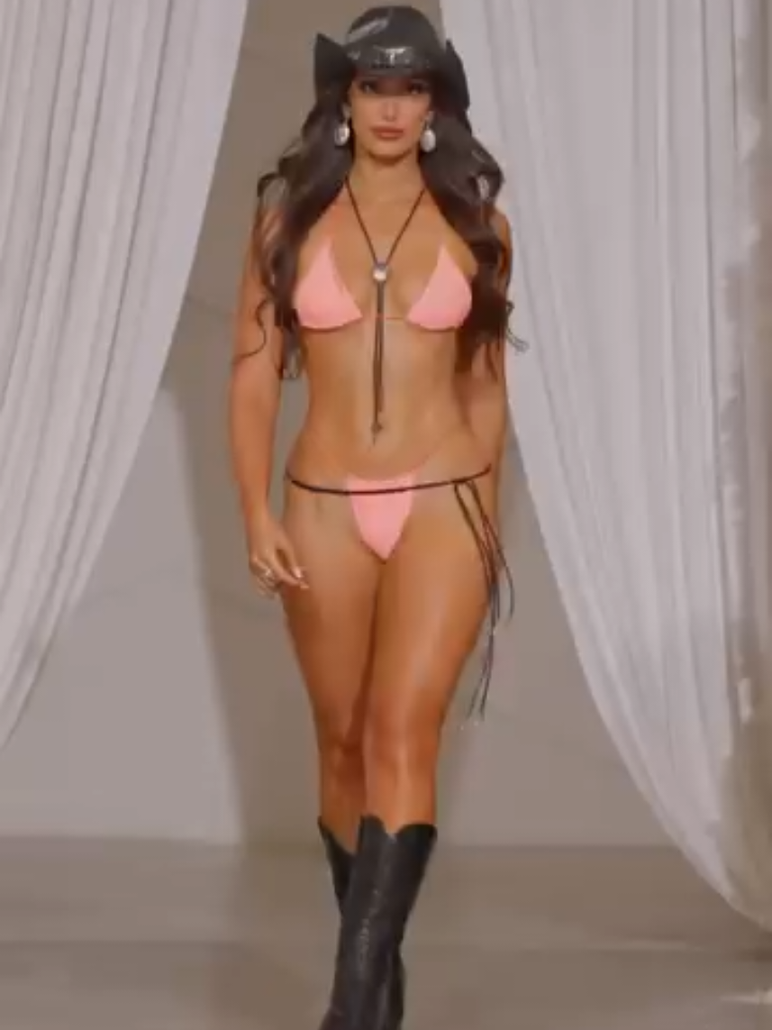 #catwalk #fashion #trilivadenigdjehladovine #bikini #beauty 