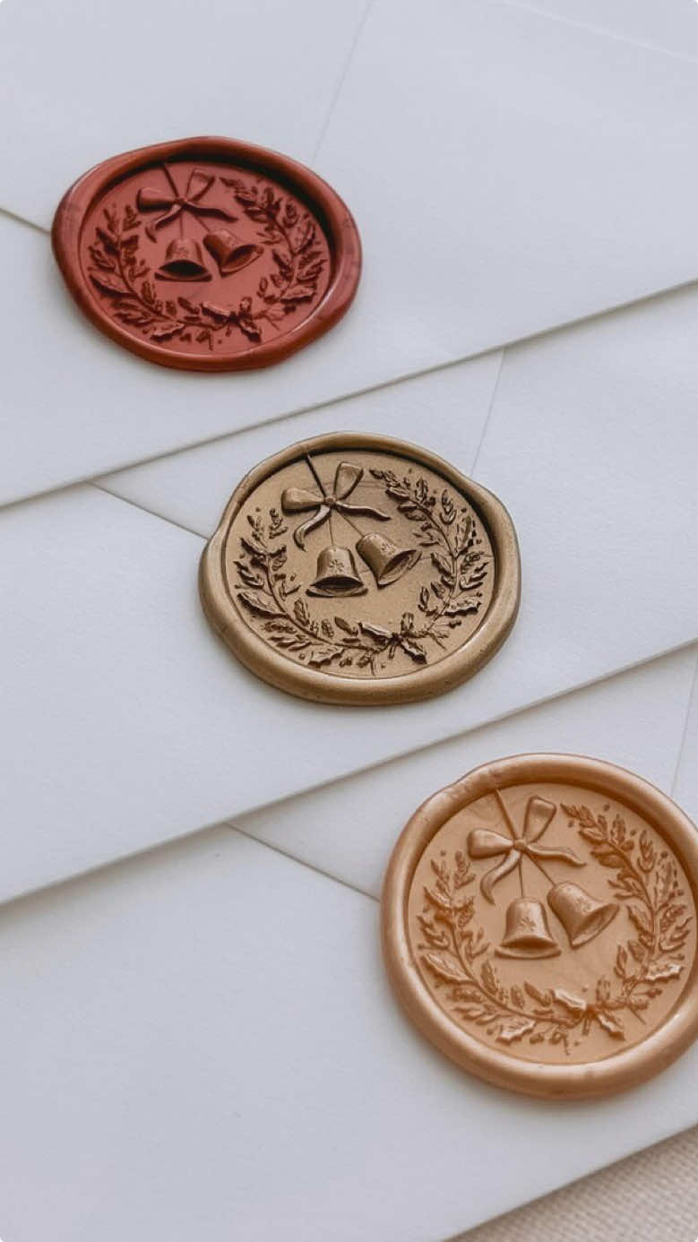 Who doesn’t love a classic Christmas wreath wax seal 💌 #waxseal #waxsealstamp #waxsealing #christmascrafts #christmaswaxseal #snailmail #christmas 
