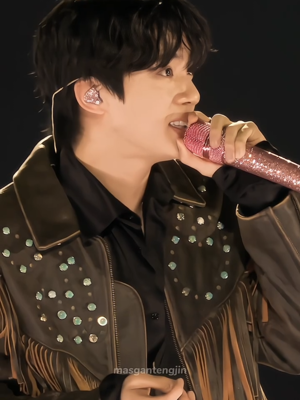 Ciee yang bentar lagi tambah usia. Semoga hidupmu penuh cahaya yang sama seperti cahaya yang selalu kamu bagikan pada kami tanpa diminta. AKU JUGA CINTA KAMU !! Happy birthday masgantengku❤️ #kimseokjin #seokjin #fyp #btsarmy #myhusband 