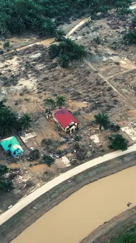 Saya datang untuk meliput, namun pemandangan itu menyisakan sunyi yang sulit dijelaskan. Getaran di tanganku saat merekam adalah saksi betapa beratnya bencana ini. Pray for Kec.Langkahan, pray for Kab.Aceh Utara. #banjir #aceh  #acehutara  #langkahan  #bencanabanjir 