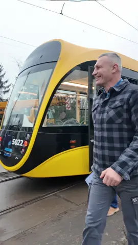 Сьогодні на столичні маршрути вийшли нові трамваї та автобуси. Зокрема, 2 нових трамвая вже курсують на маршруті № 27, що сполучає Дарницький, Дніпровський та Деснянський райони столиці. Ще 2 проходять у депо підготовку і технічну перевірку перед виходом на лінію.  Трамваї поставило ТОВ «ТАТРА-ЮГ» у рамках договорів із КП «Київпастранс». Їх придбали за кошти міста. До кінця цього року Київ загалом отримає 8 сучасних трамваїв. Також до столиці  прибула друга партія — ще 20 нових автобусів від турецької компанії «Anadolu Isuzu». Вони вже вийшли на маршрути: №20, 25, 31,  111, 112 та № 114.  У рамках угоди за Проєктом «Міський громадський транспорт України» між Україною та Європейським інвестиційним банком найближчим часом місто отримає загалом 85 таких автобусів (40 вже надійшли).  Нові трамваї та автобуси мають 100% низьку підлогу, оснащені внутрішніми та зовнішніми камерами відеоспостереження, системою кондиціонування та опалення. У салоні встановлені енергоощадне LED освітлення. Для маломобільних груп населення є пандус, інформаційне табло, система оповіщення зупинок. Нагадаю, столиця продовжує оновлення рухомого складу громадського транспорту. Навіть у такі складні часи місто дбає про комфорт мешканців.