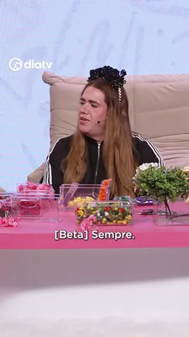 Cantora, atriz, médium, italiana, fechativa. A Mother Monster é injulgável! Diferente outras loirinhas por aí... 💅Close Errado, segunda, às 19h, na DiaTV.