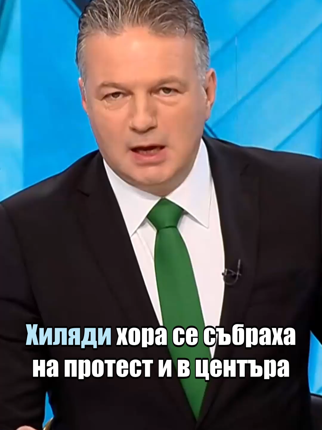Множеството се събра на площад „Съединение“ в града под тепетата. Той се оказа тесен, за да побере хилядите, пожелали да се присъединят към протеста. Полицията дори затвори част от булевард „6 септември“, за да побере всички демонстранти. #bulgaria #българия #novatv