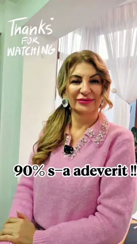 Uneori nu trăim după valorile noastre… ci după vocile pe care le-am auzit în copilărie. Eu am realizat târziu că multe “adevăruri” nu erau ale mele. Erau fricile mamei mele, durerea ei, experiențele ei. Când începi să le vezi cu ochi de adult, se întâmplă ceva eliberator: înțelegi că nu trebuie să duci mai departe ce nu ți se potrivește. Asta facem în Femeia Magnetică: te ajut să separi identitatea ta de condiționările primite. Nu ca să negi ce ai învățat acasă. Ci ca să-ți recâștigi vocea. Dacă simți că e momentul să te întorci la tine, dă-mi un mesaj. Poate aici începe eliberarea ta.