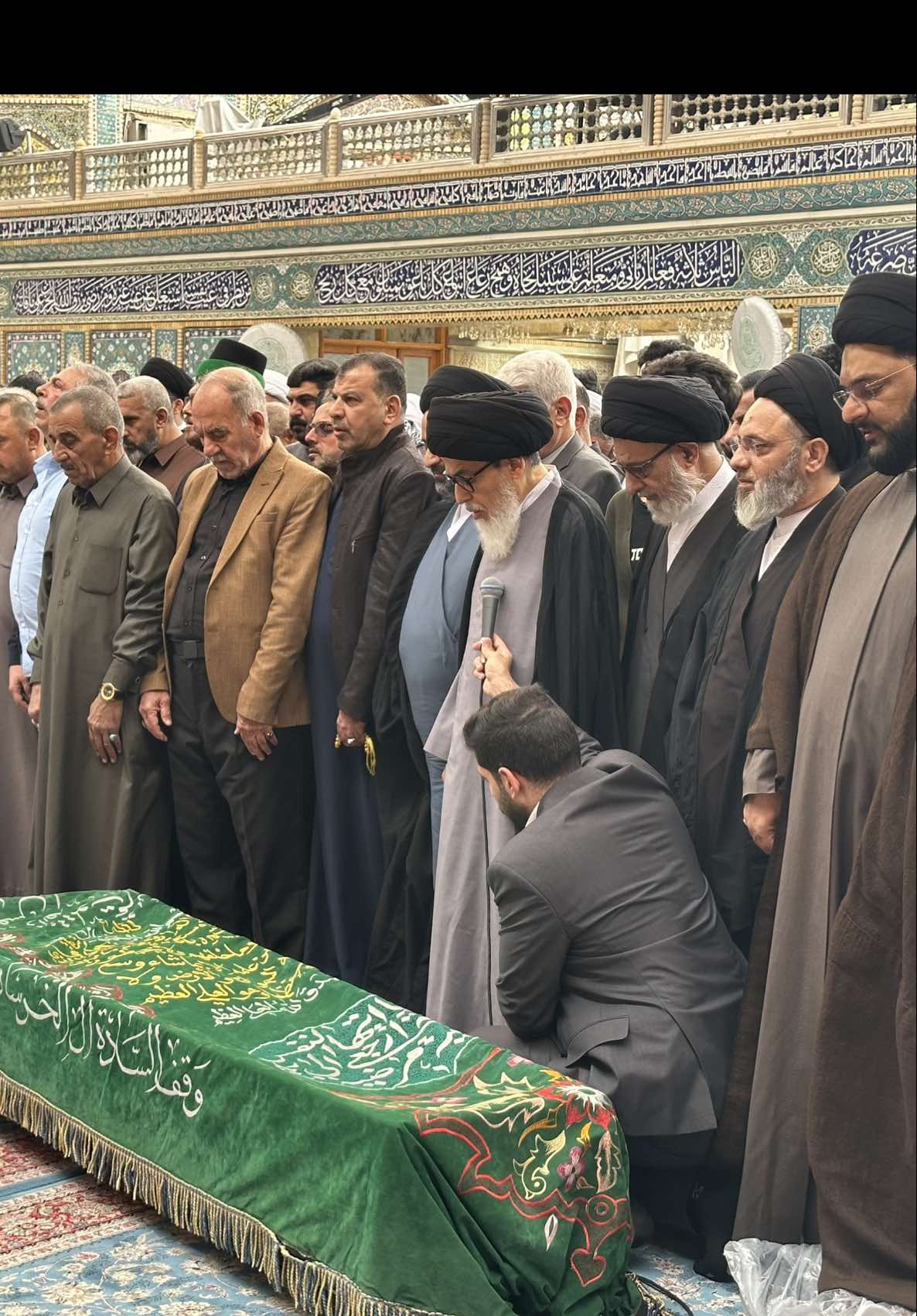 سماحة آية اللّٰه السيد منير الخباز (دامت بركاته) يصلي على جثمان الفقيد الراحل الوجيه خادم الإمام الحسين (عليه السلام) السيد باقر الخرسان (رحمه الله) #السيد_منير_الخباز #مرقد_الامام_علي_عليه_السلام #العتبة_العلوية_المقدسة #النجف_الأشرف #السادة_الموسويين 