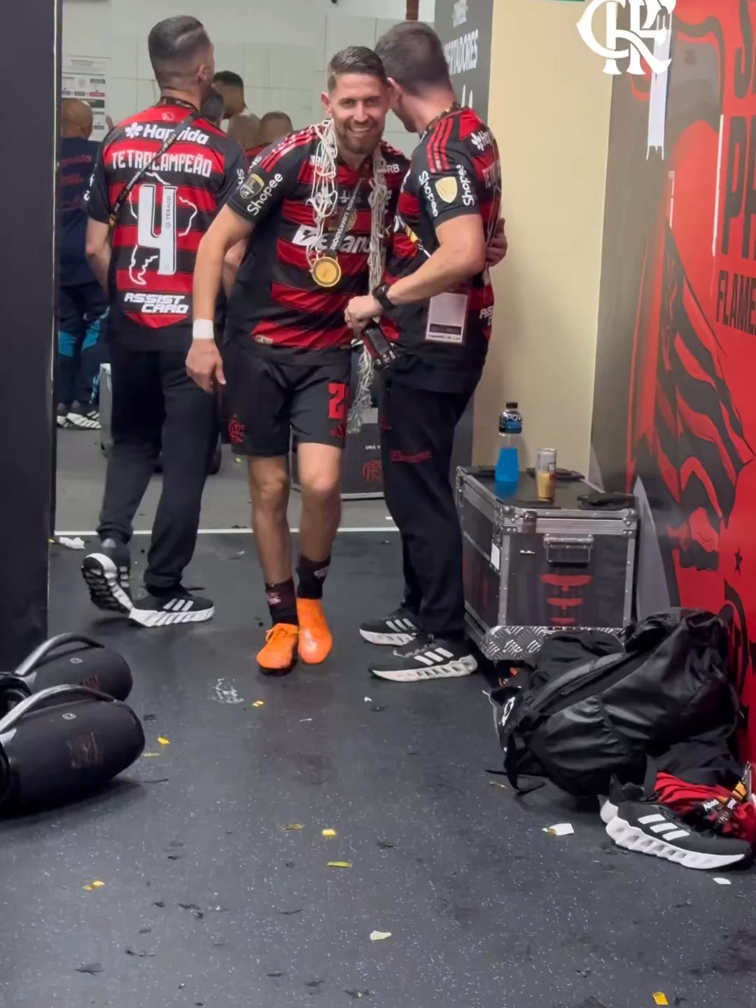 JORGINHO TÁ COMO? 😎 Só alegria para o volante Rubro-Negro após a conquista continental! 🏆🕺🏻 📹 Flamengo #Redes4