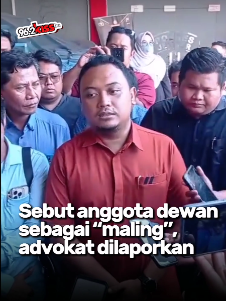 📹 Forum Kerabat Advokat Jember saat meminta audiensi dengan Kapolres Jember Forum Kerabat Advokat Jember meminta audiensi dengan Kapolres Jember terkait dugaan kriminalisasi advokat Kurniawan, dengan menegaskan perlindungan hukum bagi advokat melalui Putusan MK 109/2024, sementara pelapor dari DPRD Jember menyampaikan laporan muncul akibat video dugaan penghinaan yang beredar dan dilakukan atas nama pribadi anggota dewan. #AdvokatJember #ImunitasAdvokat #ForumKerabatAdvokat #DPRDJember #KriminalisasiAdvokat 