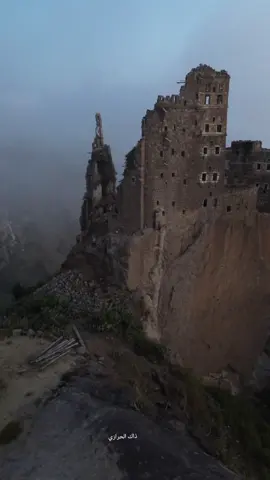 يُقال إن الجن هم من بنوا هذا الحصن، ويعود بناؤه إلى حوالي ألف عام حصن شقروف هو حصن تاريخي يقع في منطقة حراز،