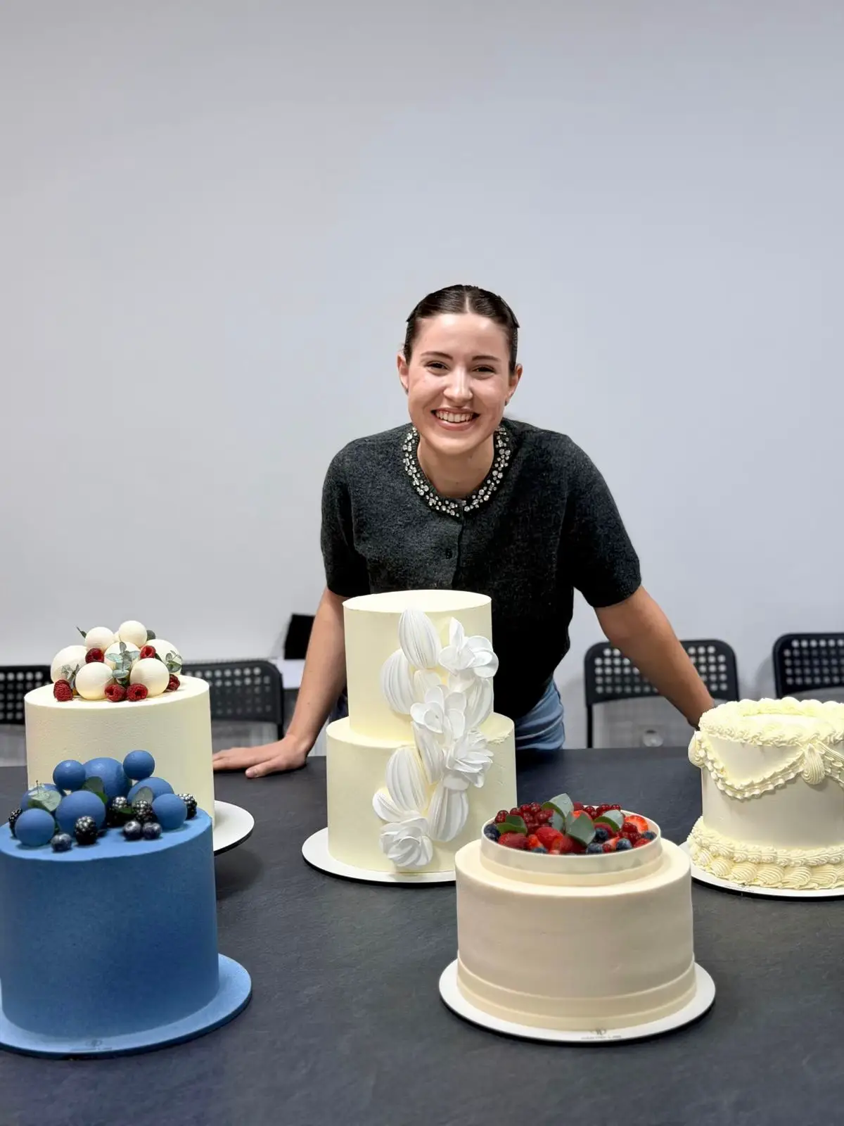 Primul meu curs de cofetărie făcut vreodată, dar sigur nu și ultimul. De mult îmi doream să ajung la acest masterclass pentru torturi organizat de Irina Popovici și iată ca în sfârșit a venit momentul 🥹♥️  Au fost 3 zile minunate, în care am învățat o mulțime de tehnici și trucuri în cofetărie, deci vă recomand cu drag această experiență dacă sunteți pasionați de acest domeniu 🥰 Such a great experience!🥹♥️  #fyp #grateful #pastry #cursdecofetarie #masterclass