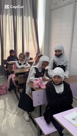 في أروقة الإبداع داخل مؤسسة الصفاء التعليمية، كان اللقاء مميزًا يجمع بين منسق النشاط الأستاذ سالم ساسي وطلبة الصف الثاني الابتدائي، حيث تحوّلت الأفكار الصغيرة إلى أعمال فنية تنبض بالخيال والجمال. فقد جاء هذا اللقاء ليؤكد أن كل طفل يحمل داخله موهبة تنتظر من يكتشفها ويمنحها الضوء لتنمو وتزدهر.