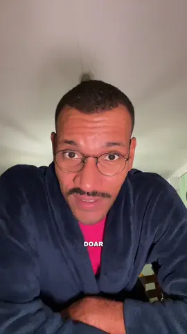 Replying to @hardpounder95 Tot latră unii pe internet, de parcă fiecare video e despre ei și pentru ei. Newsflash: dacă nu-ți place ce vezi… dă swipe. E gratis. Nu te-a chemat nimeni, nu te ține nimeni cu forța. Dacă ești aici și îți place, ia loc, omenește-te, ești binevenit. Dacă nu… du-te liniștit. Nu mă interesează nici că pleci, nici de ce. Când cer păreri, le ascult. Când nu cer, nu le căuta cu forța. Și încă ceva: de obicei, cei mai vocali sunt cei fără poză, fără nume real, fără coloană. Genul care ar vrea să dea lecții, dar n-au curaj nici să semneze ce spun. Nu e curaj, e penibil.