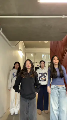 Mistletoe @erinn @toni @YiYi._.0323 #fyp#christmas#dancetrend#dance 