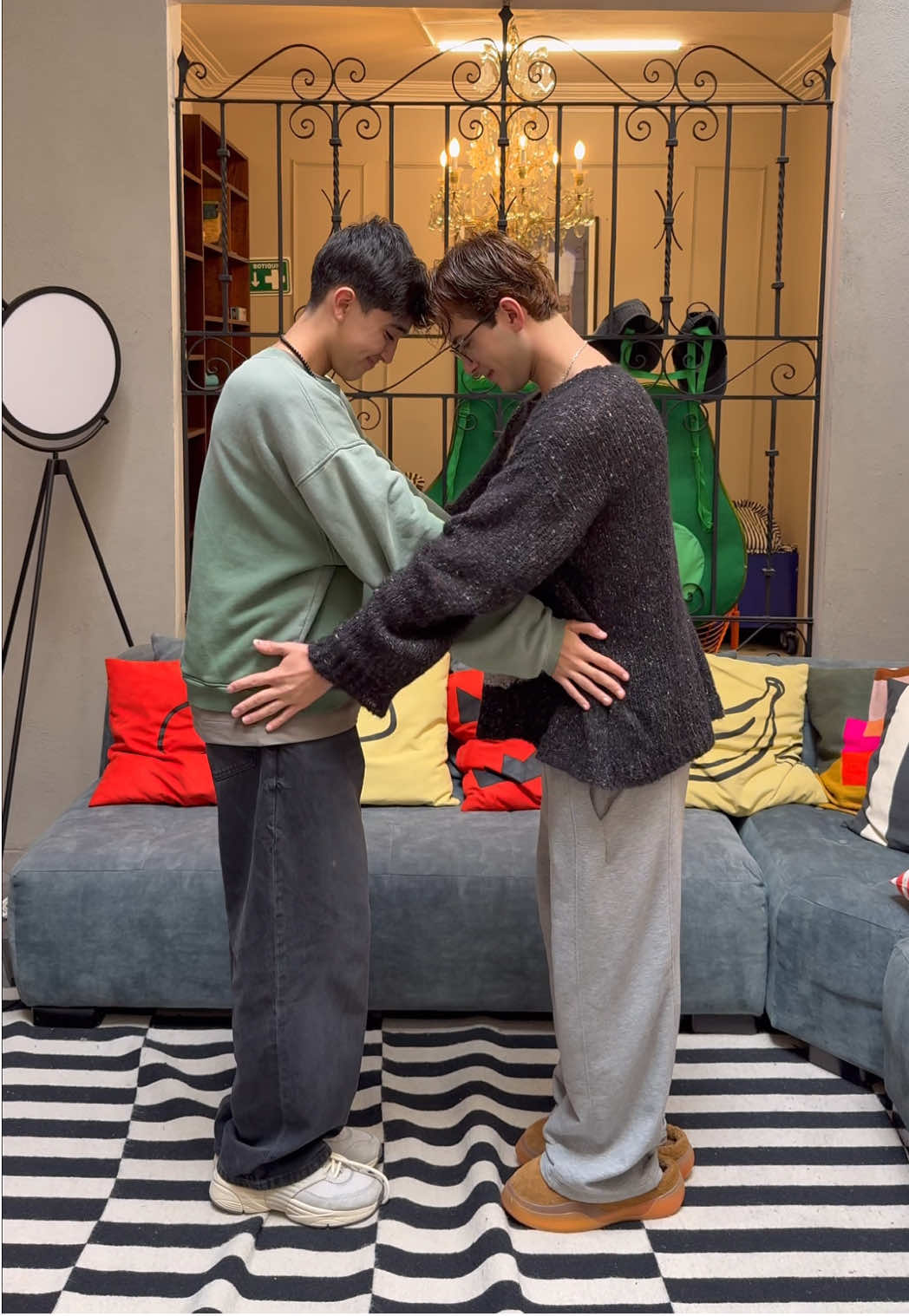 Penguin hug? 🐧  #SANTOSBRAVOS #HYBE #HYBELatinAmerica #STBV 