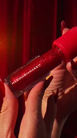 O Natal pede brilho, e o Lip Christmas entrega! ✨🎄 Textura leve, brilho radiante e aquele mood festivo que transforma qualquer make.  Três cores, três fragrâncias e MUITO glow para você arrasar em dezembro! Já disponível no nosso site oficial www.marimariamakeup.com