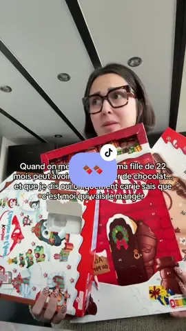 Est-ce que j’accepte les calendriers de l’Avent uniquement parce que je sais que c’est moi qui vais les manger ? Bien sûr que oui 😇 Je suis pas trop pour le chocolat sucre industriel à cet âge-là… donc évidemment que Maman en profite. Qui d’autre fait pareil ici ? 😭✨ #humourdeparents #calendrierdelavent #momlife