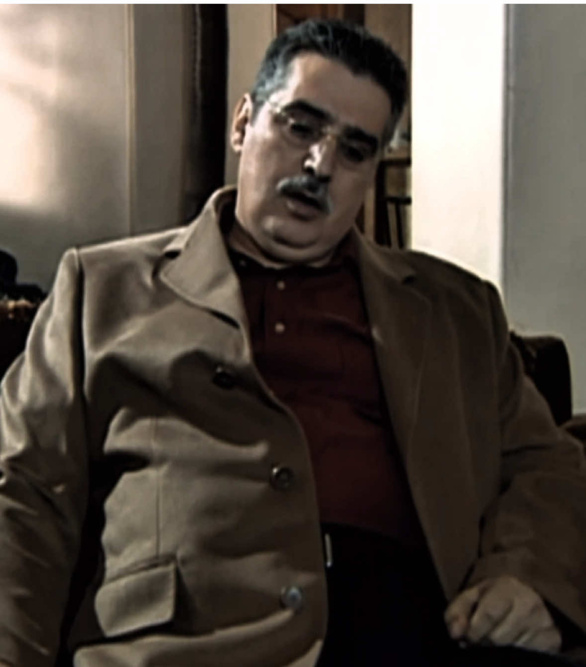 كانت ضروباٌ متنوعةً من المشاعر تعتريه وتؤرّق روحه،  جلس يفكر.. كانت هيَ تملأ المكان.  لم تكن هنا، لكنها منذ زمن باتت تملأ كلَّ أمكنتي والأزمنة.  أخذ يخاطبُ نفسه..  تُرى هل حقاً ضاع العمر هباءً؟ #ليس_سراباً #مسلسلات_سورية #عباس_النوري #explore #fyp 