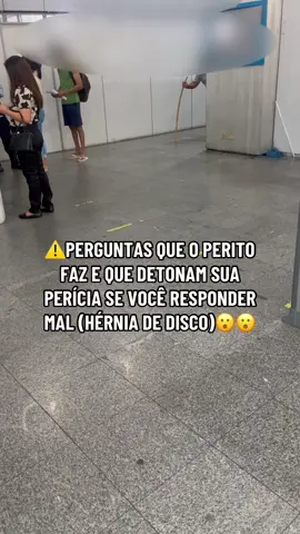 1) “Você faz fisioterapia?” ❌ Resposta errada: “Faço sim…” (e não apresenta nada). Aí vem a pergunta: “Cadê a declaração da fisioterapia?” E você: “Não trouxe…” ✔️ Resposta correta: “Faço sim, doutor. Tenho aqui a declaração/relatório da fisioterapeuta, com a frequência das sessões e a evolução do tratamento.” 👉 Por quê? Para o INSS, tratamento sem documento não existe. Em casos de hérnia de disco, a fisioterapia é um dos principais recursos terapêuticos. Se você não comprova, o perito entende que você não faz, ou que a dor não é tão limitante. 2) “Quais remédios você toma?” ❌ Resposta errada: “Ah… um lá que o médico passou… aquele pra dor… esqueci o nome.” ✔️ Resposta correta: “Eu tomo (nome do remédio), na dosagem X, tantas vezes ao dia. Trouxe a receita atualizada, se o senhor quiser ver.” 👉 Por quê? Quando o segurado não sabe nem o nome do remédio, isso passa para o perito a impressão de que não faz uso correto — ou sequer faz uso — do medicamento. 3) “Tá trabalhando atualmente?” ❌ Resposta errada: “Não…” (mas sem explicar nada — e o perito observando sinais físicos de trabalho, como calos, sujeira de produto, uniforme, etc.) ✔️ Resposta correta: “Não, doutor. Estou afastado das minhas atividades porque, com as dores e limitações, não consigo desempenhar meu trabalho.” 👉 Por quê? Porque apenas dizer “não” não convence o perito. Ele analisa sinais físicos, postura, marcas nas mãos e qualquer indício de atividade recente. Quando você explica por que está afastado e como a dor limita suas funções, demonstra coerência com o quadro clínico e evita que o perito conclua que você voltou a trabalhar — o que pode prejudicar o benefício. 📌 Salve esse conteúdo — ele pode te salvar na hora da perícia. E para mais dicas como essa, é só começar a me seguir. #inss #auxiliodoenca #aposentadoriaporinvalidez 