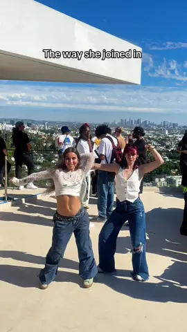 The way she joined in 🤩🙌🏻 the collab you didn’t know you needed!!! @Julia K Barni 