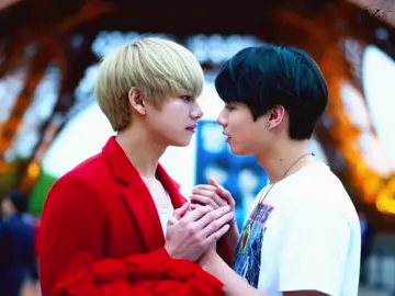 💚💜Taekook: 무슨 말을 하는지 잘 모르겠지만, 저 아름다운 프랑스 여인의 노래가 에펠탑 앞에서 사랑을 고백하는 젊은 연인들과 정말 잘 어울린다. 정국과 태형… 참 아름다운 사랑이다.❤️😍#taekook #vkook #bts #💜💚 #taekookforever 