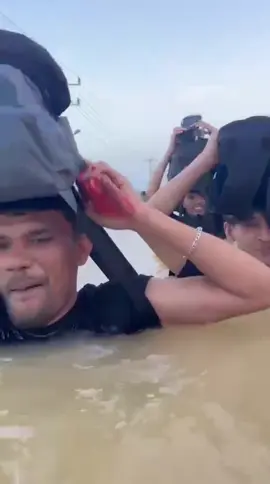 Abng ka si khan taku ie dek bak pike keu adek di gampong 🤣#foryoupage #viralvideo #acehviral #acehbanjir #banjiracehutara 