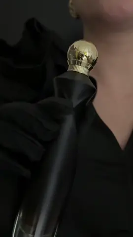 ✨مكونات البرقوق الاسود ، ورد الباكارا الاسود ، رائحة الباتشو لي ، خشبي زهري ، حسي وغامض