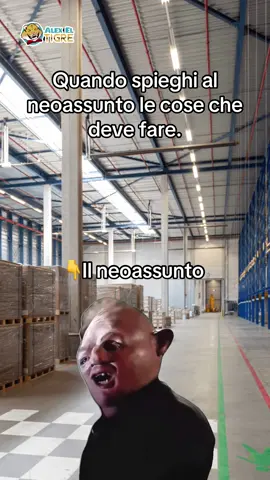 Il nuovo arrivato in magazzino è… un vero disastro! 📦😅 In questo video vedrai le scene più divertenti di un neoassunto che non capisce nulla, tra muletti mancati, codici sbagliati, pallet messi ovunque e tanta confusione. Un contenuto perfetto per chi lavora in logistica, magazzino o trasporti, o per chi vuole farsi due risate con situazioni che chiunque abbia lavorato in un deposito riconoscerà. #CapCut #Neoassunto #VitaDaMagazzino #SituazioniReali #fyp 