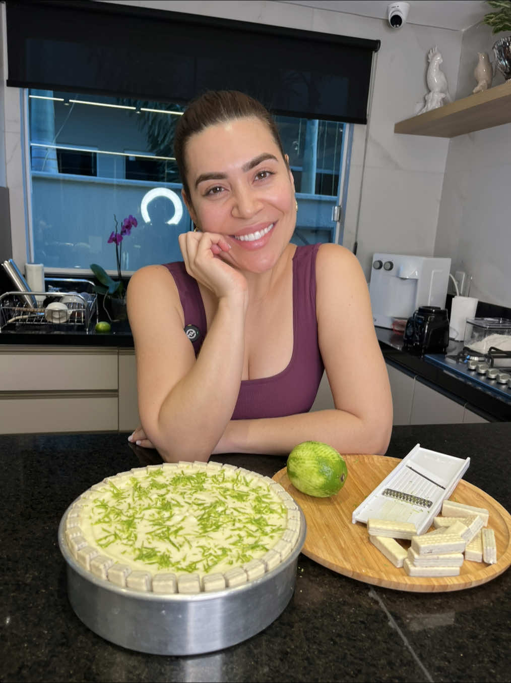 Natal está chegando e vou deixar algumas receitinhas ao longo do mês para vocês se inspirarem e reproduzirem por aí. A primeira receita: torta de limão! 🍋‍🟩  Observação: não vai ao fogo e especificamente precisa de uma forma redonda de fundo removível.  Ingredientes:  300g de bolacha maisena  200g de manteiga  2 caixas de creme de leite  2 caixas de leite condensado  200ml de suco de limão  1 xícara de leite em pó  1 gelatina sem sabor (opcional)  3 caixas de bis branco ou de sua preferência O modo de preparo está detalhado no vídeo, reproduz na sua casa, posta e me marca 🫶🏼