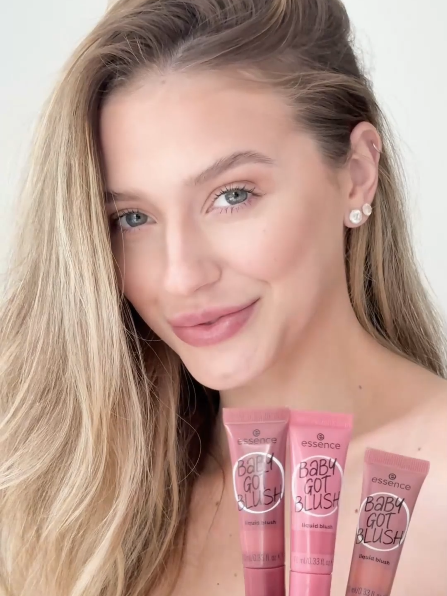 O mood de hoje? Uma corzinha. Ou duas. Ou três. Obrigada, Baby Got Blush 💞 Disponível em: Época Cosméticos, Beleza na Web, Shopee, Mercado Livre, Amo Beleza, Shein e Amazon #essencebrasil #essencecosmetics #babygotblush #blushliquido #glowessence #blush #EscolhaSeuGlow #makeup #make #maquiagem