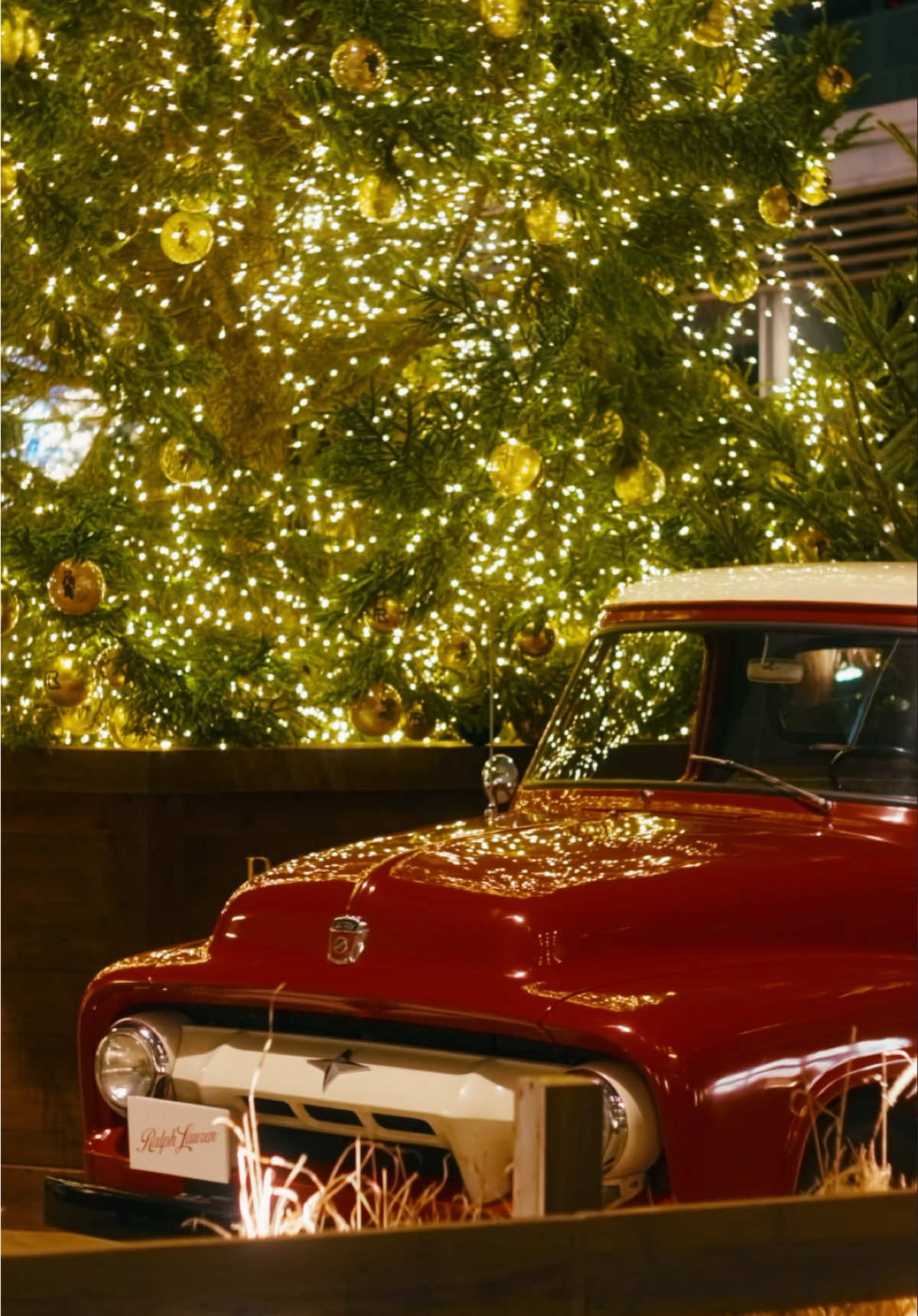 Step into the immersive #RLHoliday experience in Tokyo with #Sana, now available to visit until December 25. #RalphLauren #PoloRalphLauren #TWICE