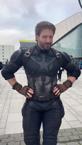 Sassy Steve Rogers strikes again… 🕺🔥 @comicconlpool @monopolyevents  @marvelstudios @marvel @marvel_uk @disneyuk  #steverogers #captainamerica #captainamericacosplay #sassy #dance 