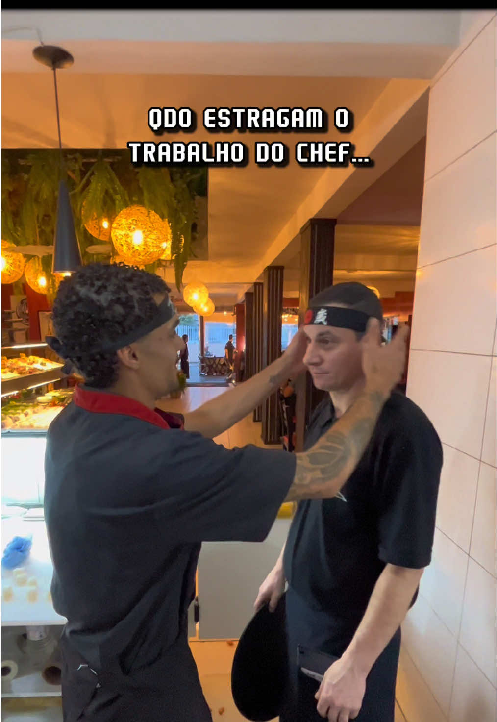 🤣😂🤣 A gente só queria ver o beijinho na testa mesmo!  #meme #barradalagoa #oyamasushi #floripa #tapanacara 