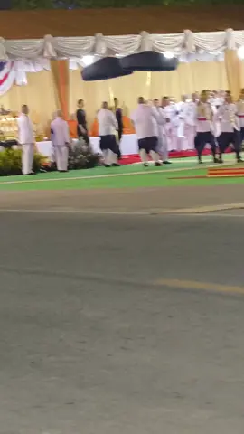 ประชาชนเฝ้าฯ รับเสด็จ พระบาทสมเด็จพระเจ้าอยู่หัว และสมเด็จพระนางเจ้าฯ พระบรมราชินี เสด็จฯ ไปทรงเป็นองค์​ประธาน ในพิธีเปิด “อาคารเรียนรู้เฉลิมพระเกียรติ ๗๒ พรรษา” และงาน “โครงการหลวง ๒๕๖๘“ วันจันทร์ที่ ๑ ธันวาคม ๒๕๖๘ เวลา ๑๗.๐๐ น. ณ ศูนย์วิจัยและพัฒนาการเกษตรโครงการหลวง ชนกาธิเบศรดำริ จ.เชียงใหม่ #ทรงพระเจริญ #สืบสานรักษาต่อยอด #พิธีเปิดอาคารเรียนรู้เฉลิมพระเกียรติ๗๒พรรษา #โครงการหลวง๒๕๖๘ #จังหวัดเชียงใหม่