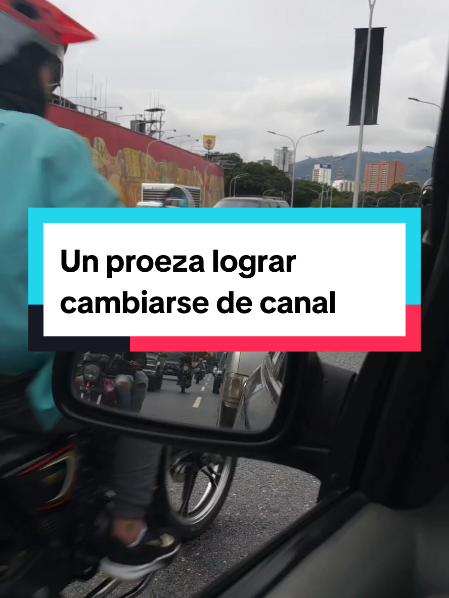 En #Caracas es toda una proeza lograr cambiarse de #canal y no perder la salida correcta en la autopista, por que los #motorizados no  permiten en cambio de canal libremente. 