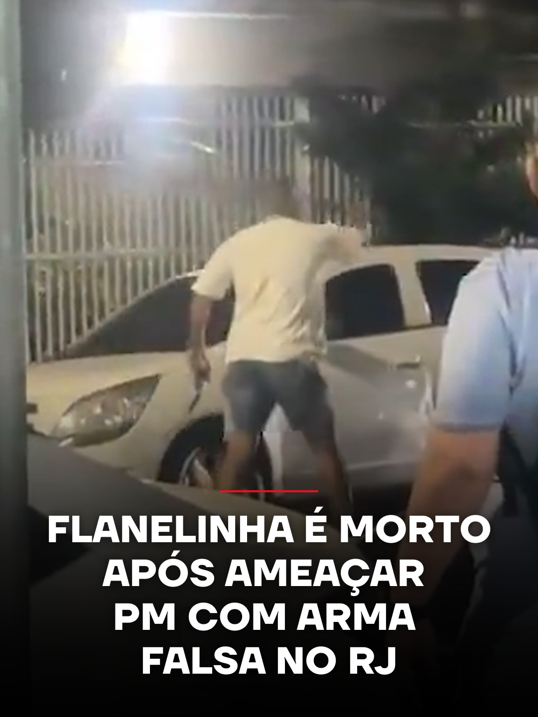 A Delegacia de Homicídios da Capital abriu investigação para esclarecer a dinâmica de um confronto que terminou com a morte de um flanelinha em Madureira, na Zona Norte do Rio, na madrugada deste domingo (30). O caso envolve um policial militar que estava de folga e se apresentou espontaneamente na 29ª DP após o ocorrido. Segundo a Polícia Militar, equipes do 9º BPM foram acionadas e encontraram o homem já sem vida próximo a um shopping da região. Testemunhas registraram toda a cena, que rapidamente viralizou nas redes sociais. As imagens mostram o guardador de carros, vestindo uma blusa branca, caminhando em direção ao PM enquanto exibia o que parecia ser uma arma. O policial, usando camisa preta e boné branco, recua e, em seguida, efetua ao menos cinco disparos. A suposta arma mostrada pelo flanelinha era falsa e foi apreendida pelos agentes. O militar relatou às autoridades que foi ameaçado antes de atirar. A Polícia Civil agora investiga se houve necessidade dos disparos e busca esclarecer todos os detalhes da discussão que antecedeu o momento do tiro. 📺 Confira na JP News e Panflix 📌 Siga o nosso perfil @jovempannews #Brasil #JovemPanNews #RJ #Flanelinha #PM