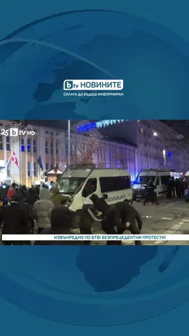 ‼️Напрежението на бул. „Дондуков“ не стихва. Има счупени кофи за боклук, а капаците летят към униформените. Има унищожени полицейски бусове – със спукани гуми и изпочупени стъкла. Полицаите се опитват да локализират демонстрантите. Там се видя и бой върху граждани. Има и пострадали полицаи.