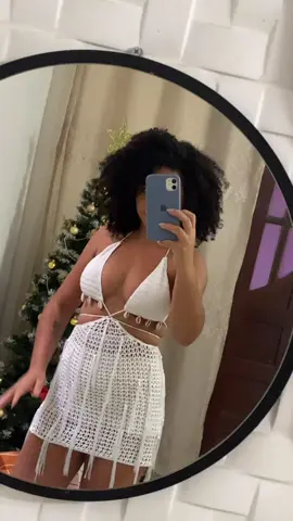 ✨ Coloquei no corpo pra vocês verem melhor: a cara do Réveillon! Vestido em crochê sob medida, com top estruturado, detalhes em miçangas e franja longa que dá todo o charme. Uma peça feita à mão, pensada pra quem quer virar o ano brilhando do jeitinho certo! 🤍✨ #croche #vestidodecroche #reveillon #foryou #modapraia 