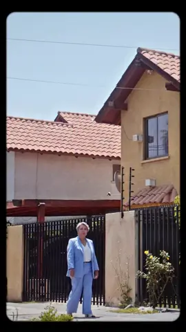 #jarapresidenta #chilenosecaeapedazos @santiagoxjara 