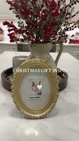 a simple + sentimental gift for all your baby's biggest fans!! 🫶🏼🥹 #diygift #fabricframe #sentimentalgift #firsttimemom #babysfirstchristmas