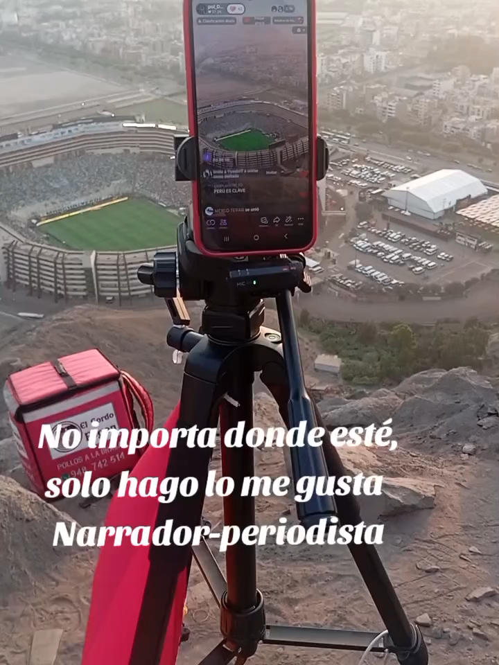 POR AMOR A LA PROFESIÓN 👏🎤 🏆 Cliver Huaman Sánchez, joven peruano de 15 años, viajó ¡18 HORAS! para cubrir la final de la CONMEBOL #Libertadores entre Palmeiras y Flamengo. 🇵🇪 El adolescente se trasladó desde su natal Andahuaylas hasta Lima y transmitió desde un cerro cerca del estadio en su cuenta, pol_deportes, la coronación del Mengão. 📹 pol_deportes #TikTokDeportes #Fútbol #Libertadores #Flamengo #GloriaEterna
