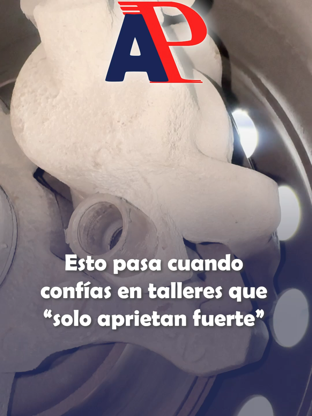 Un perno mal colocado puede soltar el cáliper, trabar la llanta y causar un accidente.😨🚘 No es cuestión de fuerza, es de técnica y responsabilidad.👨‍🔧🅰️🅿️ #frenos #alineamientopisfil #tallermecanicoautomotriz #mecanicodeltiktok #tallerautomotriz #car #carros #taller #mechanic