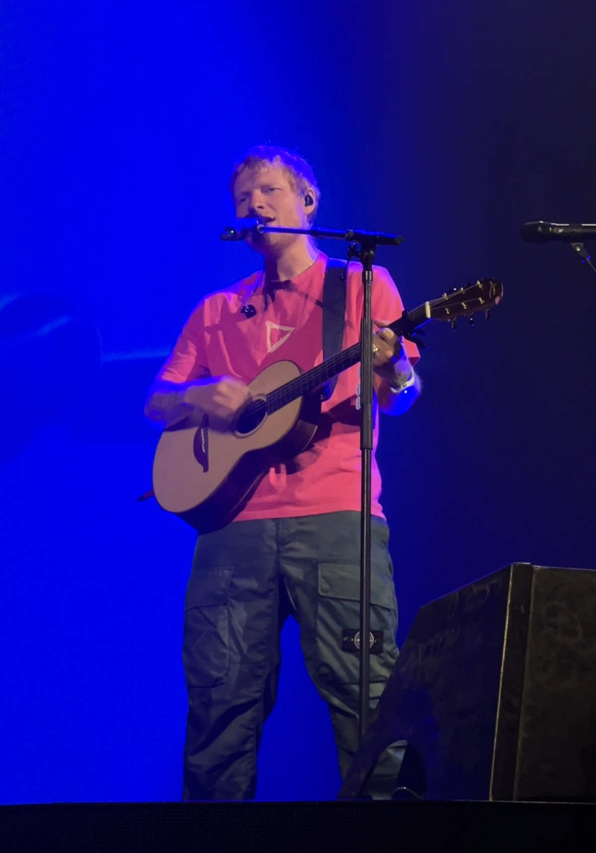 ED COVERING LITTLE THINGS IN THE YEAR 2025??? 😭 Mash up of East Side, 2002, Little Things and Love Yourself for the loop tour warm up shows today!! 🩷 @Ed Sheeran @Ed Sheeran HQ  Zenith Paris La Villette  #edsheeran #edsheeranlive #looptour #sheerio #concertvideo 