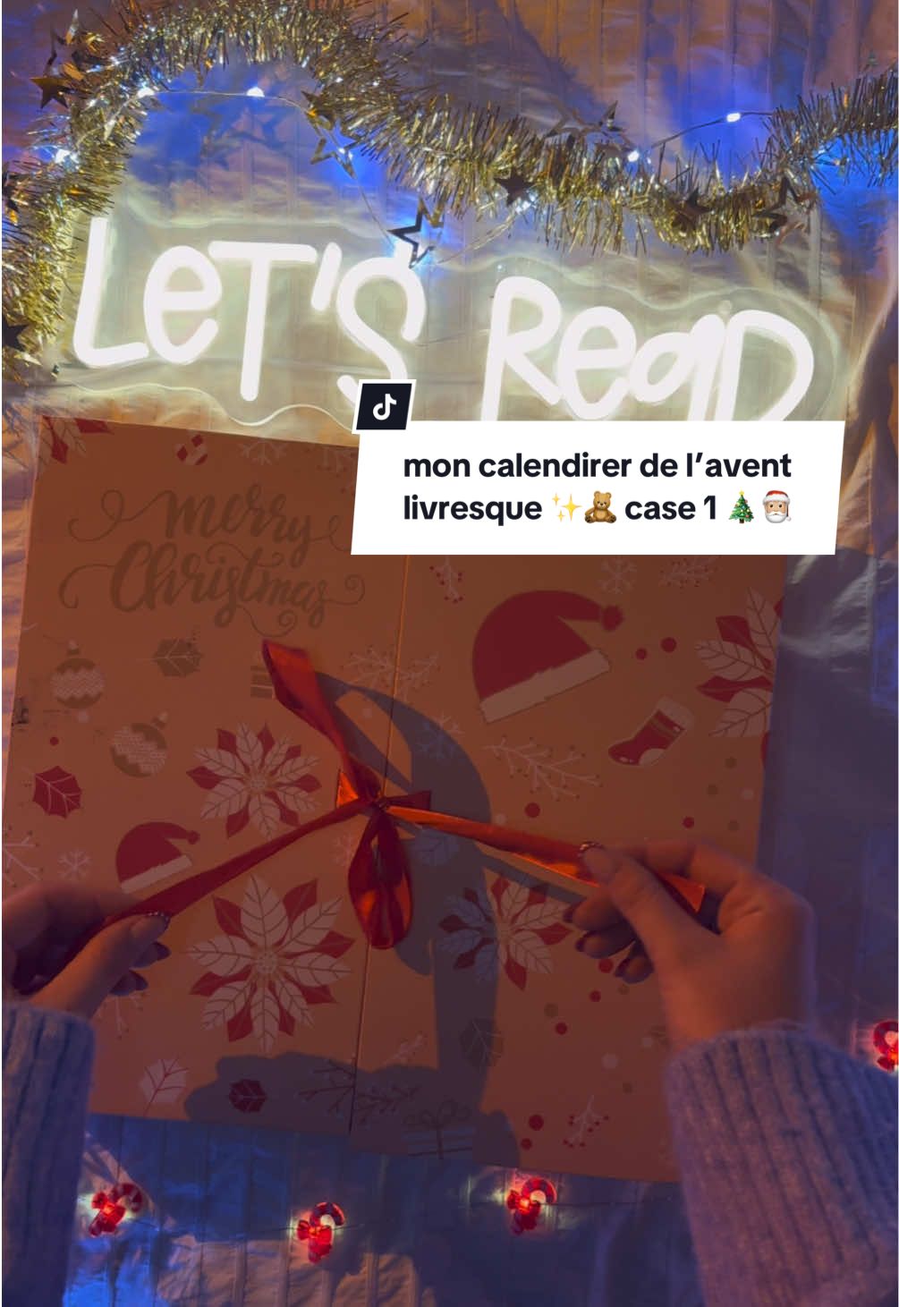 🎄 Jour 1 de mon Calendrier de l’Avent Livresque ! (Sorry j’ai du être de garde aujourd’hui 👩🏽‍⚕️)  On démarre le 1er décembre en mode Noël activé  Case 1 = 6 mimi cache usb-C (1 pour moi et 5 pour vous, pour les 5 gagnantes)  Je refais ma liseuse de A à Z : 🎄changement du fond d’écran ✨changement de l’arrière  🧸 installation des accessoires Recommandation du jour : la maison d’édition @HEA  Ils proposent souvent des e-books à 0,99 € et même des livres gratuits via leurs liens. Je lis justement celui que j’ai téléchargé récemment et j’adore ! 📚✨ Rendez-vous demain pour la case 2 ! #calendrierdelavent #kobo #noel #booklover 